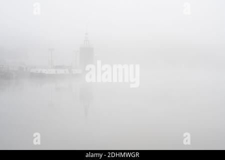 La nebbia autunnale avvolge le barche e le banchine del porto di Bristol. Foto Stock