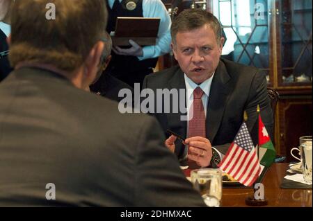 Il re Giordano Abdullah II parla con il segretario alla difesa Ash carter durante un incontro al Pentagono. Arlington, VA, USA, 11 gennaio 2016. Foto di DoD via ABACAPRESS.COM Foto Stock