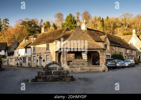 Il mercato medievale croce e cottage tradizionali si trovano sulla strada nel pittoresco villaggio di Castello Combe. Foto Stock