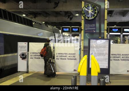 Illustrazione di Gare de Montparnasse a Parigi, Francia il 13 gennaio 2016. L'operatore ferroviario francese SNCF inizia a testare i cancelli di accesso ai treni per un periodo di 3 mesi nelle stazioni ferroviarie di Marsiglia e Parigi Montparnasse, nell'ambito delle misure di lotta contro le frodi ai danni dei passeggeri. Foto di Alain Apaydin/ABACAPRESS.COM Foto Stock