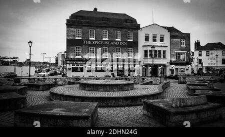 Portsmouth Inghilterra paesaggio urbano in bianco e nero - PORTSMOUTH, INGHILTERRA - 29 DICEMBRE 2019 Foto Stock