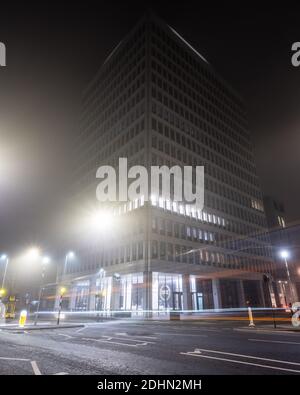 L'alto edificio degli uffici di Redcliff Street e' avvolto nella nebbia durante una notte invernale sulla Victoria Street di Bristol. Foto Stock