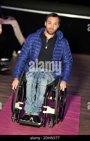 Un mannequin en situation de handicap lors de la seconda edizione del defile Fashionhandi 'Moda per tutti', a Paris, France, le 16 janvier 2016. Organize par l'Association Fashionhandi, pendant le mois de la mode a Paris, ce defile met en scene des mannequins en situation de handicap et des valides. Fashionhandi est preside par Sandrine Ciron, une jeune femme en situation de handicap. A l'origine de l'Association, elle a cree un blog eponyme sur sa passion, la mode. Son objectif est de renforcer la visibilite et l'Integration des personnes handicapees. Foto Edouard Bernaux/ABACAPRESS.COM Foto Stock