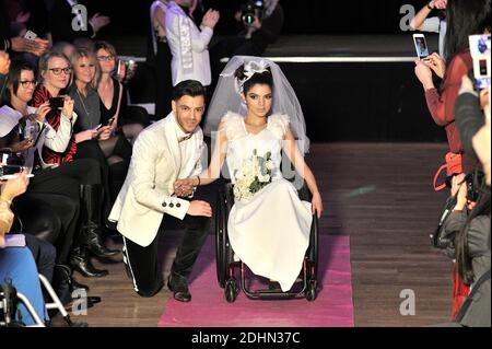 Un mannequin en situation de handicap lors de la seconda edizione del defile Fashionhandi 'Moda per tutti', a Paris, France, le 16 janvier 2016. Organize par l'Association Fashionhandi, pendant le mois de la mode a Paris, ce defile met en scene des mannequins en situation de handicap et des valides. Fashionhandi est preside par Sandrine Ciron, une jeune femme en situation de handicap. A l'origine de l'Association, elle a cree un blog eponyme sur sa passion, la mode. Son objectif est de renforcer la visibilite et l'Integration des personnes handicapees. Foto Edouard Bernaux/ABACAPRESS.COM Foto Stock