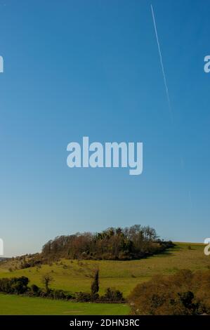 Due aeroplani sopra i campi in cielo blu senza nuvole Foto Stock