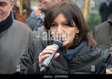Parigi aprirà un nuovo tratto della linea ferroviaria ‘Petite Ceinture’ disutilizzata per parigini e visitatori. Il Sindaco di Parigi Anne Hidalgo, Amministratore Delegato di SNCF Immobilier, Sophie Boissard festeggia il 23 gennaio 2016 l’apertura del nuovo lungomare Petite Ceinture in Rue de l’interne Loeb, 13° distretto di Parigi, a Parigi, Francia. Il Sindaco Hidalgo e il gruppo ferroviario SNCF hanno annunciato un nuovo progetto di accordo che sarà votato durante il prossimo Consiglio di Parigi, costituendo la seconda fase della strategia per recuperare i tratti di terra che costituiscono la Petite Ceinture per uso pubblico. L'ope Foto Stock
