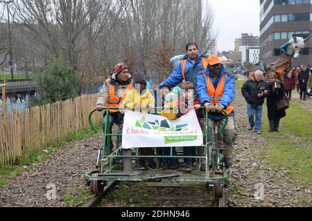 Parigi aprirà un nuovo tratto della linea ferroviaria ‘Petite Ceinture’ disutilizzata per parigini e visitatori. Il Sindaco di Parigi Anne Hidalgo, Amministratore Delegato di SNCF Immobilier, Sophie Boissard festeggia il 23 gennaio 2016 l’apertura del nuovo lungomare Petite Ceinture in Rue de l’interne Loeb, 13° distretto di Parigi, a Parigi, Francia. Il Sindaco Hidalgo e il gruppo ferroviario SNCF hanno annunciato un nuovo progetto di accordo che sarà votato durante il prossimo Consiglio di Parigi, costituendo la seconda fase della strategia per recuperare i tratti di terra che costituiscono la Petite Ceinture per uso pubblico. L'ope Foto Stock