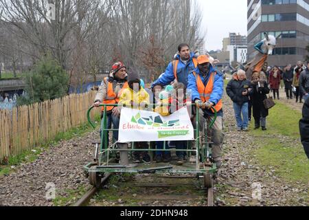 Parigi aprirà un nuovo tratto della linea ferroviaria ‘Petite Ceinture’ disutilizzata per parigini e visitatori. Il Sindaco di Parigi Anne Hidalgo, Amministratore Delegato di SNCF Immobilier, Sophie Boissard festeggia il 23 gennaio 2016 l’apertura del nuovo lungomare Petite Ceinture in Rue de l’interne Loeb, 13° distretto di Parigi, a Parigi, Francia. Il Sindaco Hidalgo e il gruppo ferroviario SNCF hanno annunciato un nuovo progetto di accordo che sarà votato durante il prossimo Consiglio di Parigi, costituendo la seconda fase della strategia per recuperare i tratti di terra che costituiscono la Petite Ceinture per uso pubblico. L'ope Foto Stock