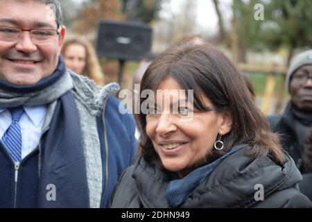Parigi aprirà un nuovo tratto della linea ferroviaria ‘Petite Ceinture’ disutilizzata per parigini e visitatori. Il Sindaco di Parigi Anne Hidalgo, Amministratore Delegato di SNCF Immobilier, Sophie Boissard festeggia il 23 gennaio 2016 l’apertura del nuovo lungomare Petite Ceinture in Rue de l’interne Loeb, 13° distretto di Parigi, a Parigi, Francia. Il Sindaco Hidalgo e il gruppo ferroviario SNCF hanno annunciato un nuovo progetto di accordo che sarà votato durante il prossimo Consiglio di Parigi, costituendo la seconda fase della strategia per recuperare i tratti di terra che costituiscono la Petite Ceinture per uso pubblico. L'ope Foto Stock