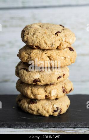 Biscotti fatti in casa di farinata d'avena accatastati su un legno bianco - sano cibo - ricette semplici Foto Stock