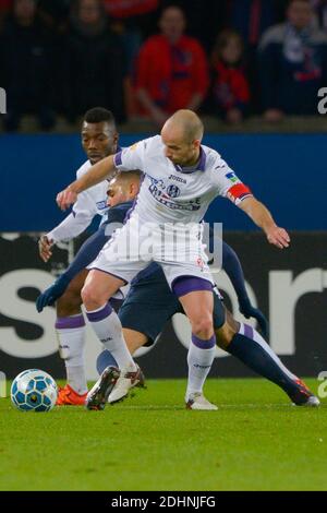 Layvin Kurzawa della PSG combatté contro Etienne Didot di Tolosa durante la partita di calcio della Coppa di Lega semi-finale, Paris Saint-Germain vs Toulouse FC al Parc des Princes di Parigi, Francia, il 27 gennaio 2016. PSG ha vinto 2-0. Foto di Henri Szwarc/ABACAPRESS.COM Foto Stock