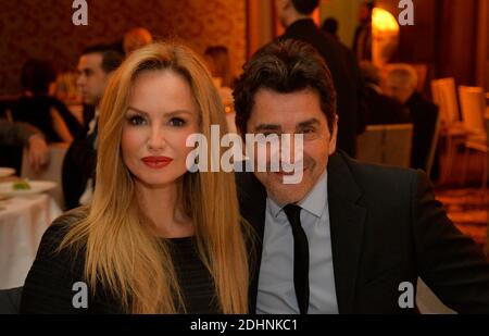 Adriana Karembeu e suo marito Andre Ohanian presenziano alla cena annuale del Consiglio di coordinamento delle organizzazioni armene di Francia (CCAF) che si è tenuto all'Hotel des Collectionneurs a Parigi, in Francia, il 28 gennaio 2016. Foto di Christian Liegi/ABACAPRESS.COM Foto Stock