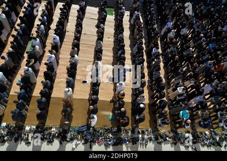 Duemila musulmani pregano intorno alla moschea AS-Salam nel quartiere Mirail a Tolosa, Francia meridionale, il 5 febbraio 2016. Foto di Pascal Rondeau/ABACAPRESS.COM Foto Stock