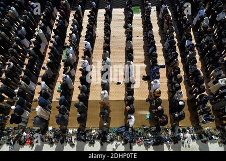 Duemila musulmani pregano intorno alla moschea AS-Salam nel quartiere Mirail a Tolosa, Francia meridionale, il 5 febbraio 2016. Foto di Pascal Rondeau/ABACAPRESS.COM Foto Stock