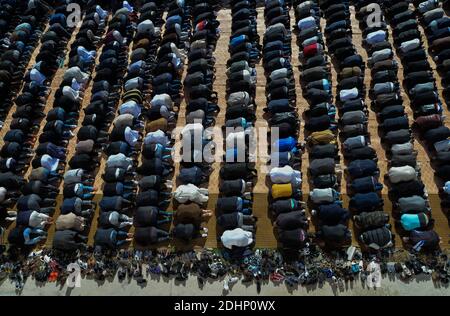 Duemila musulmani pregano intorno alla moschea AS-Salam nel quartiere Mirail a Tolosa, Francia meridionale, il 5 febbraio 2016. Foto di Pascal Rondeau/ABACAPRESS.COM Foto Stock