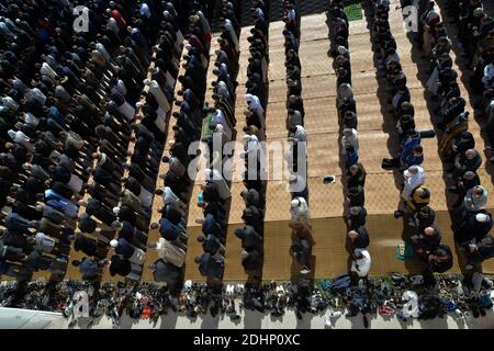 Duemila musulmani pregano intorno alla moschea AS-Salam nel quartiere Mirail a Tolosa, Francia meridionale, il 5 febbraio 2016. Foto di Pascal Rondeau/ABACAPRESS.COM Foto Stock
