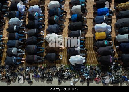 Duemila musulmani pregano intorno alla moschea AS-Salam nel quartiere Mirail a Tolosa, Francia meridionale, il 5 febbraio 2016. Foto di Pascal Rondeau/ABACAPRESS.COM Foto Stock