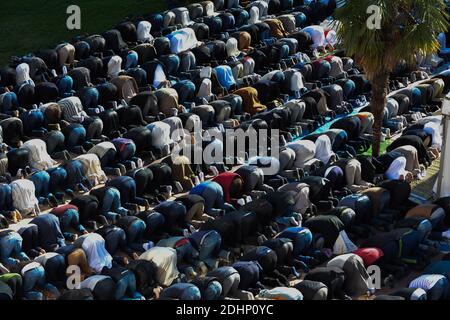 Duemila musulmani pregano intorno alla moschea AS-Salam nel quartiere Mirail a Tolosa, Francia meridionale, il 5 febbraio 2016. Foto di Pascal Rondeau/ABACAPRESS.COM Foto Stock