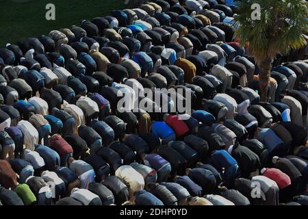 Duemila musulmani pregano intorno alla moschea AS-Salam nel quartiere Mirail a Tolosa, Francia meridionale, il 5 febbraio 2016. Foto di Pascal Rondeau/ABACAPRESS.COM Foto Stock