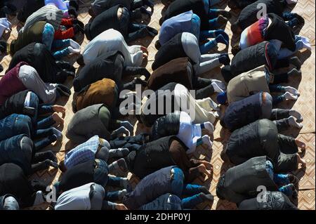Duemila musulmani pregano intorno alla moschea AS-Salam nel quartiere Mirail a Tolosa, Francia meridionale, il 5 febbraio 2016. Foto di Pascal Rondeau/ABACAPRESS.COM Foto Stock