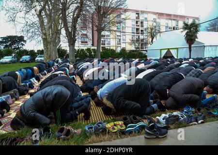 Duemila musulmani pregano intorno alla moschea AS-Salam nel quartiere Mirail a Tolosa, Francia meridionale, il 5 febbraio 2016. Foto di Pascal Rondeau/ABACAPRESS.COM Foto Stock