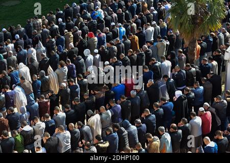 Duemila musulmani pregano intorno alla moschea AS-Salam nel quartiere Mirail a Tolosa, Francia meridionale, il 5 febbraio 2016. Foto di Pascal Rondeau/ABACAPRESS.COM Foto Stock