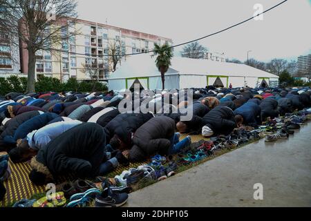 Duemila musulmani pregano intorno alla moschea AS-Salam nel quartiere Mirail a Tolosa, Francia meridionale, il 5 febbraio 2016. Foto di Pascal Rondeau/ABACAPRESS.COM Foto Stock