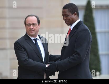 Il presidente francese Francois Hollande accoglie il presidente dello Zambia Edgar Lungu al palazzo presidenziale Elysee prima di un incontro tra i due presidenti a Parigi, in Francia, l'8 febbraio 2016. Foto di Christian Liegi/ABACAPRESS.COM Foto Stock