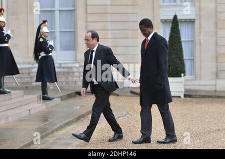 Il presidente francese Francois Hollande accoglie il presidente dello Zambia Edgar Lungu al palazzo presidenziale Elysee prima di un incontro tra i due presidenti a Parigi, in Francia, l'8 febbraio 2016. Foto di Christian Liegi/ABACAPRESS.COM Foto Stock