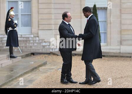 Il presidente francese Francois Hollande accoglie il presidente dello Zambia Edgar Lungu al palazzo presidenziale Elysee prima di un incontro tra i due presidenti a Parigi, in Francia, l'8 febbraio 2016. Foto di Christian Liegi/ABACAPRESS.COM Foto Stock