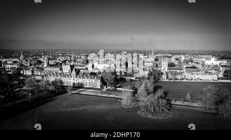 Città di Oxford e Christ Church University - vista aerea in bianco e nero Foto Stock