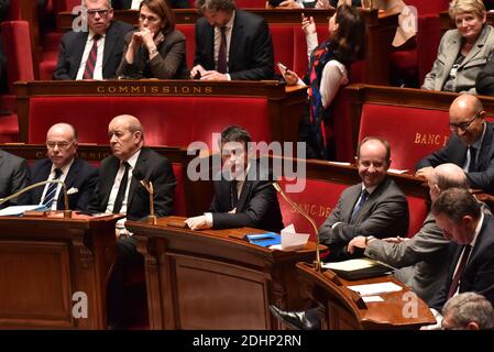 Ministro degli interni Bernard Cazeneuve, Ministro della Difesa Jean-Yves le Drian, primo Ministro Manuel Valls e Ministro della Giustizia Jean-Jacques Urvoas durante la votazione di un progetto di disegno di legge per un emendamento costituzionale sulla protezione della Nazione, a Parigi, Francia, il 10 febbraio 2016. Il progetto di legge è stato adottato con 317 voti su 516. Essa comprende due articoli sullo stato di emergenza e sulla confisca della cittadinanza da parte di cittadini francesi condannati per reati molto gravi, come i reati terroristici. Il parere del Consiglio di Stato è stato adottato su queste due ISU particolarmente sensibili Foto Stock