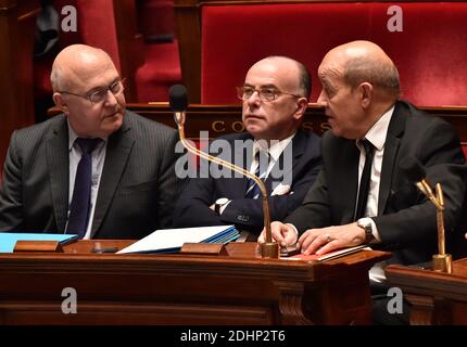 Ministro delle Finanze e dei conti pubblici Michel sapin, Ministro degli interni Bernard Cazeneuve e Ministro della Difesa Jean-Yves le Drian durante la votazione di un progetto di disegno di legge per un emendamento costituzionale sulla protezione della Nazione, a Parigi, Francia, il 10 febbraio 2016. Il progetto di legge è stato adottato con 317 voti su 516. Essa comprende due articoli sullo stato di emergenza e sulla confisca della cittadinanza da parte di cittadini francesi condannati per reati molto gravi, come i reati terroristici. Il parere del Consiglio di Stato è stato adottato su queste due questioni particolarmente delicate. Foto di Chr Foto Stock