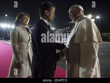 Papa Francesco è accolto dal presidente messicano Enrique pena Nieto e dalla prima signora Angelica Rivera al suo arrivo all'aeroporto internazionale Benito Juarez, a Città del Messico, Messico, il 12 febbraio 2016. Papa Francesco visiterà quattro stati messicani dal 12 al 17 febbraio. Solo per uso editoriale. Foto di ABACAPRESS.COM Foto Stock