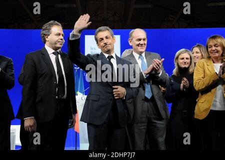 Luc Chatel e Nicolas Sarkozy partecipano ad un Consiglio nazionale del partito francese di destra Les Republicains (LR) per discutere e definire la politica del partito prima delle sue elezioni primarie, a Porte de Versailles, Parigi, Francia, il 14 febbraio 2016. Foto di Alain Apaydin/ABACAPRESS.COM Foto Stock