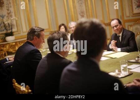 Il presidente francese Francois Hollande riceve il primo ministro britannico David Cameron per discutere la rinegoziazione della Gran Bretagna in vista di un vertice importante questa settimana, presso l'Elysee Palace di Parigi, in Francia, il 15 febbraio 2016. Foto di Denis Allard/piscina/ABACAPRESS.COM Foto Stock