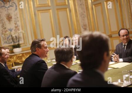 Il presidente francese Francois Hollande riceve il primo ministro britannico David Cameron per discutere la rinegoziazione della Gran Bretagna in vista di un vertice importante questa settimana, presso l'Elysee Palace di Parigi, in Francia, il 15 febbraio 2016. Foto di Denis Allard/piscina/ABACAPRESS.COM Foto Stock