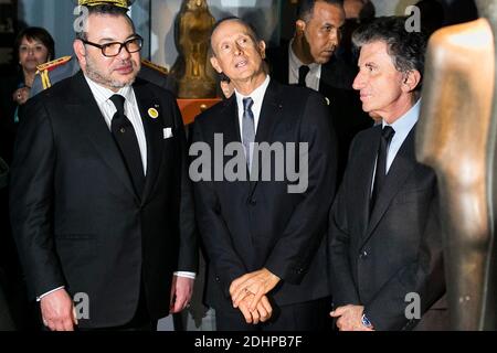 (L-R) Re Mohammed VI del Marocco, archeologo marino francese Franck Goddio, scopritore di molti degli oggetti esposti alla mostra, e presidente dell'Istituto del mondo arabo Jack Lang tour la mostra 'Osiris, i misteri sommersi dell'Egitto' all'Istituto del mondo arabo a Parigi, Francia il 17 febbraio 2016. Foto di Geoffroy Van der Hasselt/piscina/ABACAPRESS.COM Foto Stock