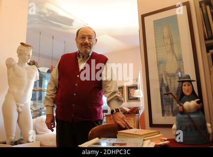 File photo : lo scrittore italiano Umberto Eco a casa a Milano il 6 marzo 2014. Eco, meglio conosciuto per il suo romanzo il nome della Rosa, è morto all'età di 84 anni. La sua famiglia dice che è morto tardi venerdì a casa sua. The Name of the Rose è stato realizzato in un film nel 1989 con l'attore scozzese Sean Connery. Eco, che scrisse anche il romanzo di Foucault's Pendulum, continuò a pubblicare nuove opere, con Year Zero rilasciato lo scorso anno. Foto di Eric Vandeville/ABACAPRESS.COM Foto Stock