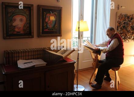 File photo : lo scrittore italiano Umberto Eco a casa a Milano il 6 marzo 2014. Eco, meglio conosciuto per il suo romanzo il nome della Rosa, è morto all'età di 84 anni. La sua famiglia dice che è morto tardi venerdì a casa sua. The Name of the Rose è stato realizzato in un film nel 1989 con l'attore scozzese Sean Connery. Eco, che scrisse anche il romanzo di Foucault's Pendulum, continuò a pubblicare nuove opere, con Year Zero rilasciato lo scorso anno. Foto di Eric Vandeville/ABACAPRESS.COM Foto Stock