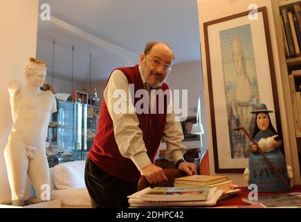 File photo : lo scrittore italiano Umberto Eco a casa a Milano il 6 marzo 2014. Eco, meglio conosciuto per il suo romanzo il nome della Rosa, è morto all'età di 84 anni. La sua famiglia dice che è morto tardi venerdì a casa sua. The Name of the Rose è stato realizzato in un film nel 1989 con l'attore scozzese Sean Connery. Eco, che scrisse anche il romanzo di Foucault's Pendulum, continuò a pubblicare nuove opere, con Year Zero rilasciato lo scorso anno. Foto di Eric Vandeville/ABACAPRESS.COM Foto Stock