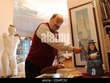 File photo : lo scrittore italiano Umberto Eco a casa a Milano il 6 marzo 2014. Eco, meglio conosciuto per il suo romanzo il nome della Rosa, è morto all'età di 84 anni. La sua famiglia dice che è morto tardi venerdì a casa sua. The Name of the Rose è stato realizzato in un film nel 1989 con l'attore scozzese Sean Connery. Eco, che scrisse anche il romanzo di Foucault's Pendulum, continuò a pubblicare nuove opere, con Year Zero rilasciato lo scorso anno. Foto di Eric Vandeville/ABACAPRESS.COM Foto Stock