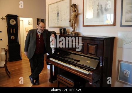 File photo : lo scrittore italiano Umberto Eco a casa a Milano il 6 marzo 2014. Eco, meglio conosciuto per il suo romanzo il nome della Rosa, è morto all'età di 84 anni. La sua famiglia dice che è morto tardi venerdì a casa sua. The Name of the Rose è stato realizzato in un film nel 1989 con l'attore scozzese Sean Connery. Eco, che scrisse anche il romanzo di Foucault's Pendulum, continuò a pubblicare nuove opere, con Year Zero rilasciato lo scorso anno. Foto di Eric Vandeville/ABACAPRESS.COM Foto Stock