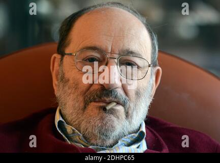 File photo : lo scrittore italiano Umberto Eco a casa a Milano il 6 marzo 2014. Eco, meglio conosciuto per il suo romanzo il nome della Rosa, è morto all'età di 84 anni. La sua famiglia dice che è morto tardi venerdì a casa sua. The Name of the Rose è stato realizzato in un film nel 1989 con l'attore scozzese Sean Connery. Eco, che scrisse anche il romanzo di Foucault's Pendulum, continuò a pubblicare nuove opere, con Year Zero rilasciato lo scorso anno. Foto di Eric Vandeville/ABACAPRESS.COM Foto Stock