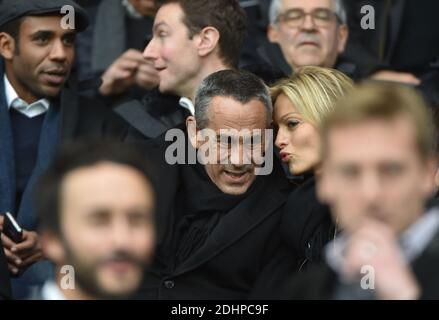 Loup-Denis Elion, TThierry Ardisson e sua moglie Audrey Crespo-Mara che partecipano alla prima partita di calcio della Francia (L1) tra Paris Saint-Germain (PSG) e Reims allo stadio Parc des Princes di Parigi, Francia, il 20 febbraio 2016. PSG ha vinto 4-1. Foto di Christian Liegi/ABACAPRESS.COM Foto Stock