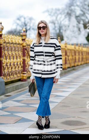 Street Style, Camille Charriere in arrivo allo spettacolo Burberry Autunno-Inverno 2016-2017 tenutosi a Kensington Garden's West Lawn, Londra, Regno Unito, il 22 febbraio 2016. Foto di Marie-Paola Bertrand-Hillion/ABACAPRESS.COM Foto Stock