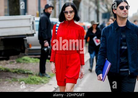 Street Style, Leigh Lezark arriva alla fiera Fendi Autunno-Inverno 2016-2017 che si tiene in Via solari, a Milano, il 25 febbraio 2016. Foto di Marie-Paola Bertrand-Hillion/ABACAPRESS.COM Foto Stock