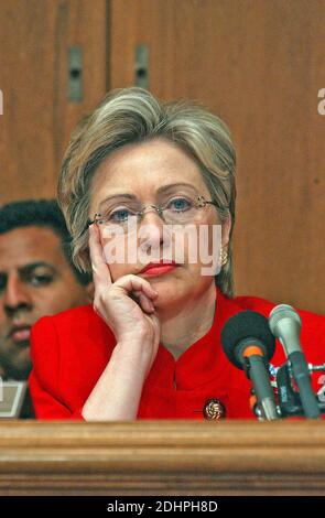 File - il senatore statunitense Hillary Rodham Clinton (democratico di New York) ha posto domande a Mitchell E. 'Mitch' Daniels, Jr., Direttore, Ufficio di Gestione e bilancio, durante un'audizione del Comitato di bilancio del Senato degli Stati Uniti a Washington, D.C. il 5 febbraio 2002. Il Comitato stava interrogando Daniels sulla richiesta di bilancio proposta dal presidente degli Stati Uniti George W. Bush per l'anno fiscale 2003. Foto di Ron Sachs/CNP/ABACAPRESS.COM Foto Stock