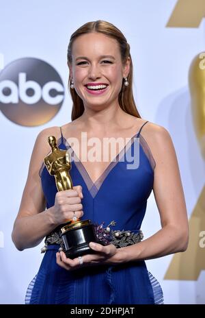 L'attrice Brie Larson, vincitrice del premio come miglior attrice in un ruolo di leader per la "Room", si pone nella sala stampa durante l'ottantottantesimo annuale Academy Awards al Loews Hollywood Hotel di Los Angeles, CA, USA il 28 febbraio 2016. Foto di Lionel Hahn/ABACAPRESS.COM Foto Stock