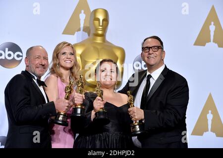 I produttori Steve Golin, Blye Pagon Faust, Nicole Rocklin e Michael Sugar, vincitori del premio Best Picture Award per "Spotlight", si pongono nella sala stampa durante l'ottantottesima edizione del premio annuale Academy all'hotel Loews Hollywood di Los Angeles, CA, USA, il 28 febbraio 2016. Foto di Lionel Hahn/ABACAPRESS.COM Foto Stock